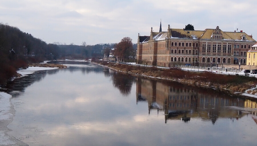 Snowy path leading toward Grimma